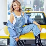 Taxi a due piazze 🎭 Teatro Celebrazioni Potrebbe essere un'immagine raffigurante 1 persona, da seduti, in piedi, calzature e attività all'aperto