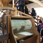 Acqua al Mulino, ingranaggi in movimento Potrebbe essere un'immagine raffigurante 5 persone e spazio al chiuso