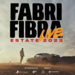 FABRI FIBRA – 8 AGOSTO – ZOO MUSIC FEST Potrebbe essere un'immagine raffigurante 1 persona, schermo, poster, bandiera, lana e testo