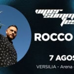 Rocco Hunt @ VSF2023 – Versilia – Arena delle Versilia Potrebbe essere un'immagine raffigurante 1 persona, poster e testo