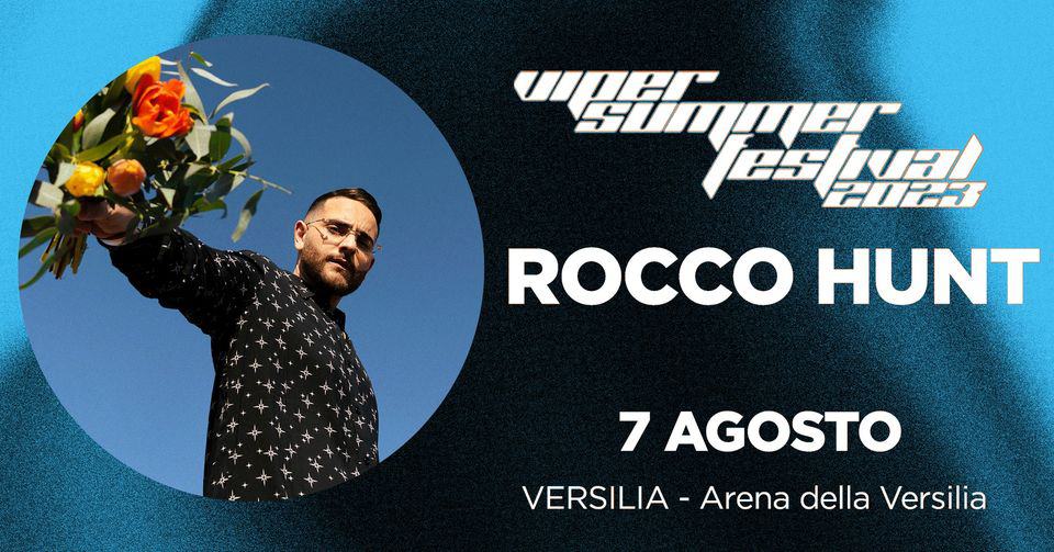 Rocco Hunt @ VSF2023 – Versilia – Arena delle Versilia Potrebbe essere un'immagine raffigurante 1 persona, poster e testo