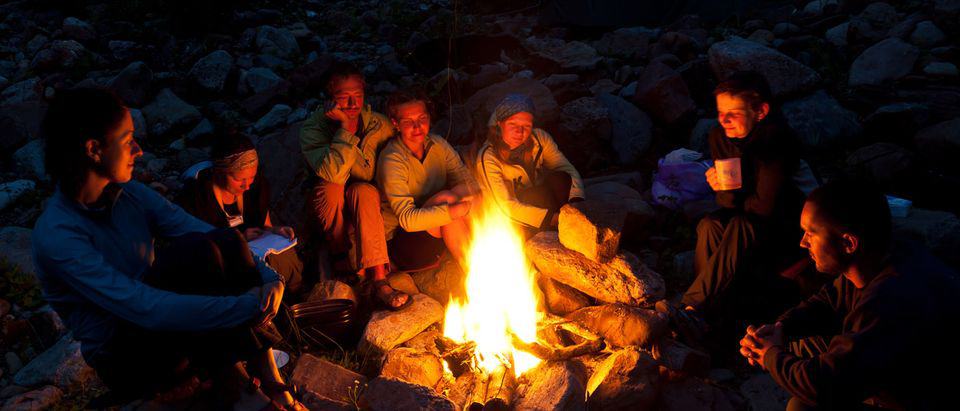 A Piancavallo Eupolis organizza RACCONTI ATTORNO AL FUOCO: COSTELLAZIONI E STELLE Potrebbe essere un'immagine raffigurante 6 persone, persone che campeggiano, incendio e attività all'aperto