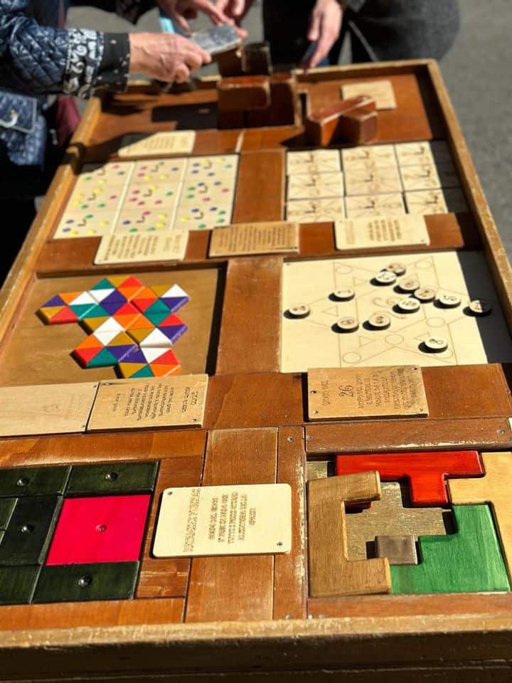 CRESCENTINO (Vc) la notte verde di GIOCHIAMO Potrebbe essere un'immagine raffigurante 1 persona, scacchi, scarabeo, cruciverba e testo