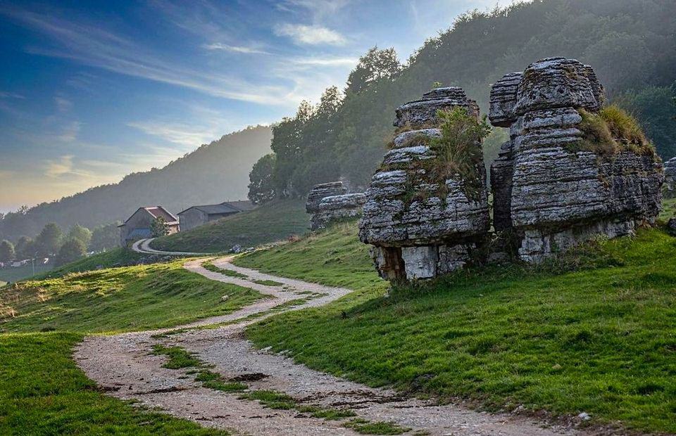 Leggende cimbre in cammino: escursione nella valle delle sfingi Potrebbe essere un'immagine raffigurante Stonehenge