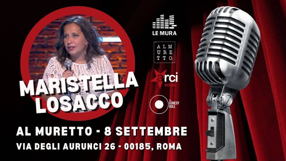 Maristella Losacco |Al Muretto@Roma | Stand-Up Comedy Show Potrebbe essere un'immagine raffigurante 1 persona, microfono, poster e il seguente testo "LE MURA ALM URE TTO. arci MARISTELL LOSACCO COMEDY HOLE AL MURETTO SETTEMBRE VIA DEGLI AURUNCI 26 00185, ROMA"