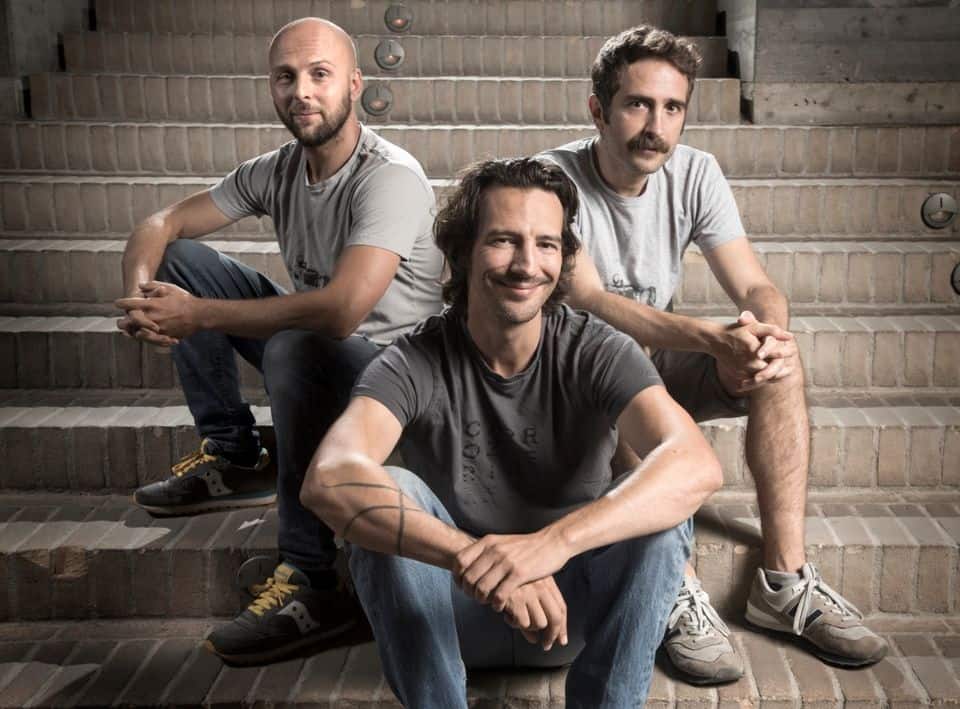 SALVEREMO IL MONDO PRIMA DELL’ALBA CARROZZERIA ORFEO Potrebbe essere un'immagine raffigurante 2 persone e barba