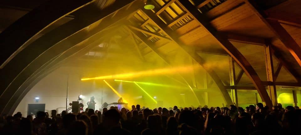 Potrebbe essere un'immagine raffigurante illuminazione, folla e concerto