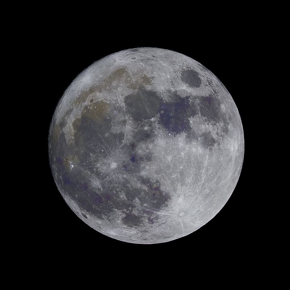 Sotto questa Luna Potrebbe essere un'immagine raffigurante eclissi e testo
