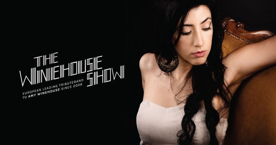 The Winehouse Show live a La Base Potrebbe essere un'immagine raffigurante 1 persona, poster, rivista e testo
