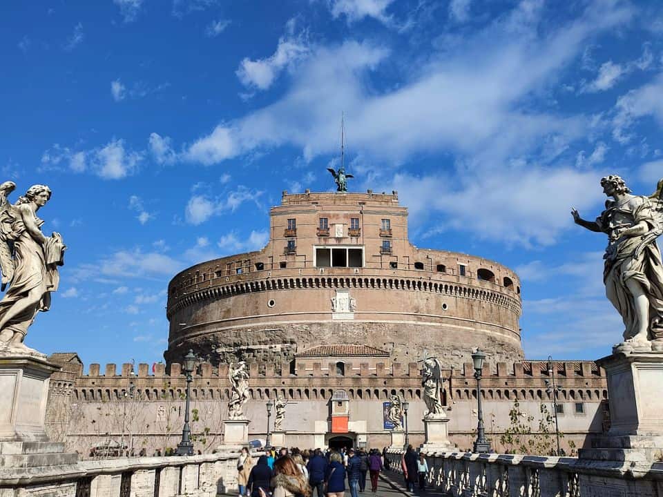 Visita a Castel Sant’Angelo con il nuovo allestimento delle stanze affrescate Potrebbe essere un'immagine raffigurante 6 persone, Piazza di Spagna, il Tevere, la Fontana di Trevi e Piazza Venezia