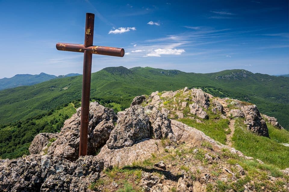 Il monte Ragola (escursione gratuita) May be an image of mountain