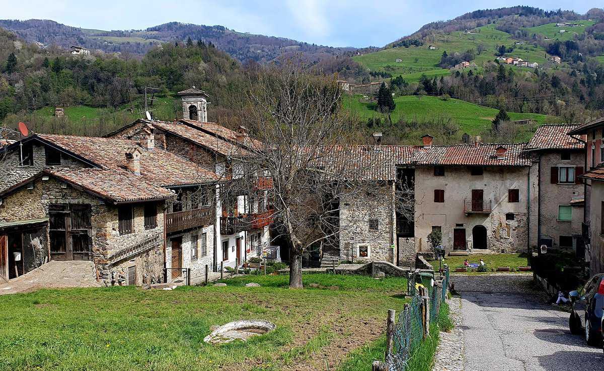 Trekking – Sulla Via Mercatorum May be an image of 1 person