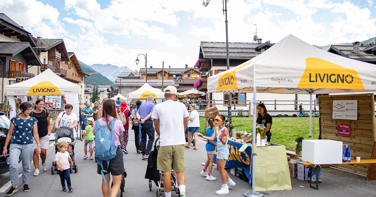 FESTA DELLE VIE – VIA OSTARIA May be an image of 7 people and text that says "DN +22 Eriganes LIVIGNO បន UMICNO fivigno.eu fivign eu LIVIGN m"