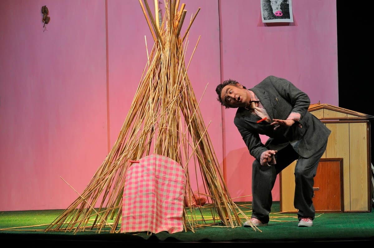 Al via con I tre porcellini di Pandemonium Teatro la rassegna teatrale per famiglie di Formigine May be an image of 1 person