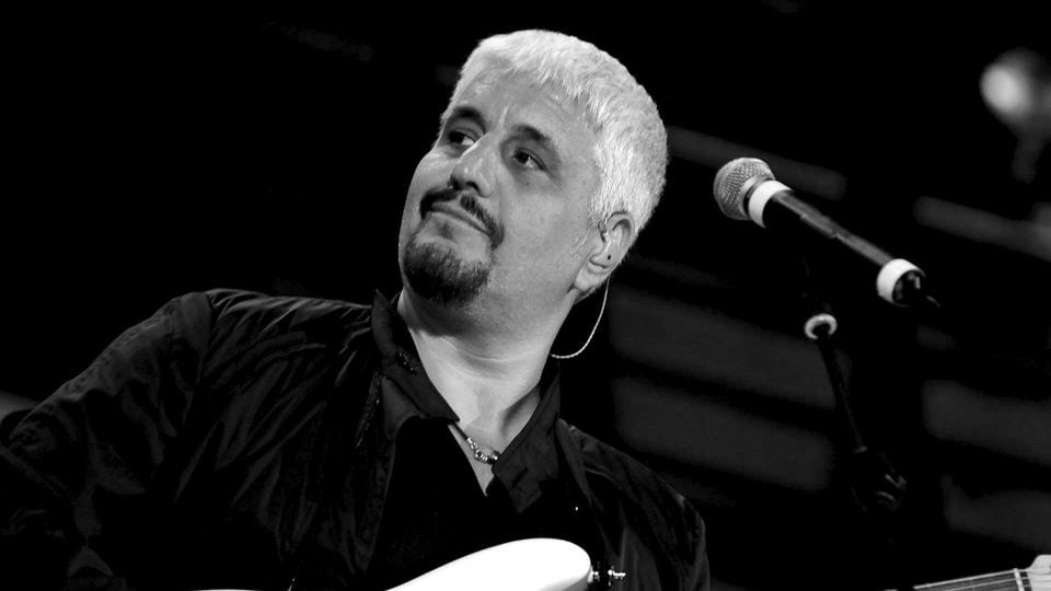 Grosseto suona Pino Daniele | Gran Concerto al Teatro Moderno May be a black-and-white image of 1 person and guitar