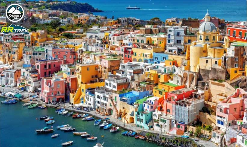 LA PITTORESCA PROCIDA con STARTREKK No photo description available.