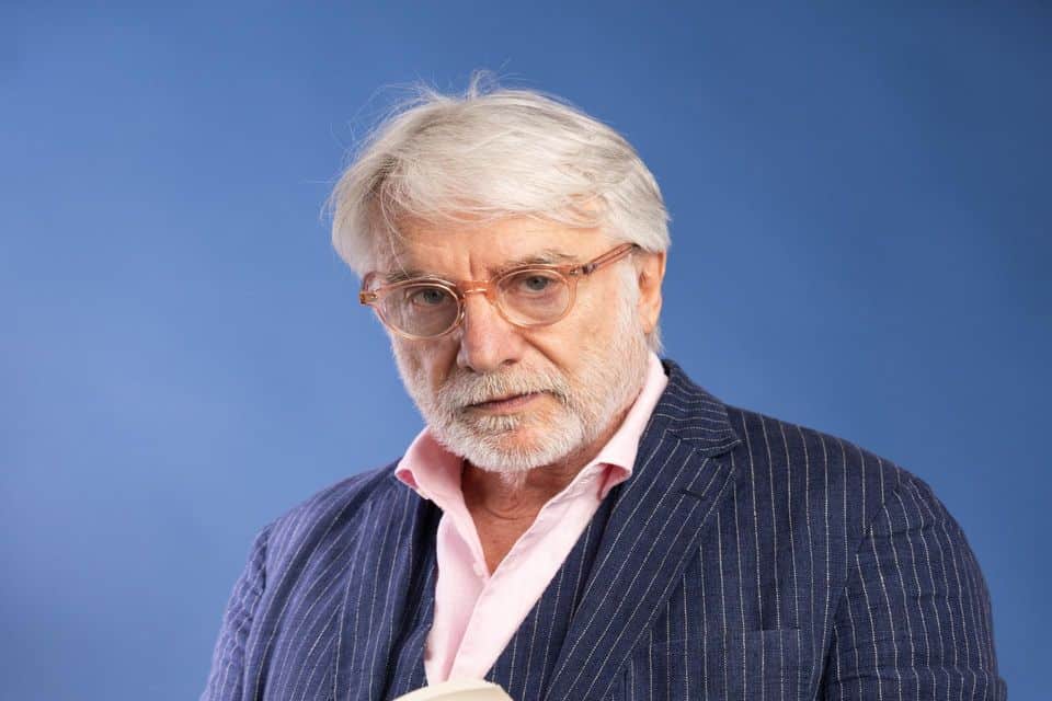 Paolo Crepet in Mordere il cielo, conferenza-spettacolo May be an image of 1 person and glasses