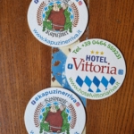 CENA CON DELITTO – Chicago 1929: omicidio di un boss! May be an image of button and text