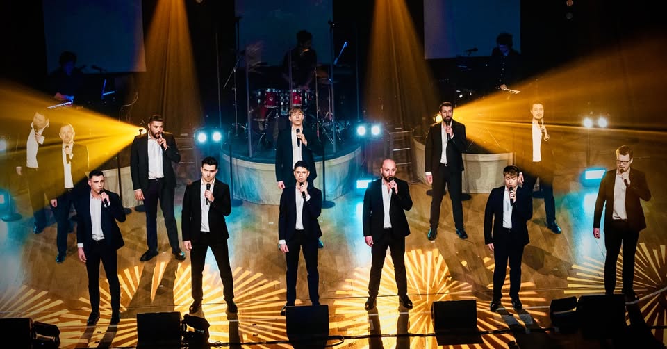 The 12 Tenors – Music of the World-Tournee May be an image of 8 people and lighting