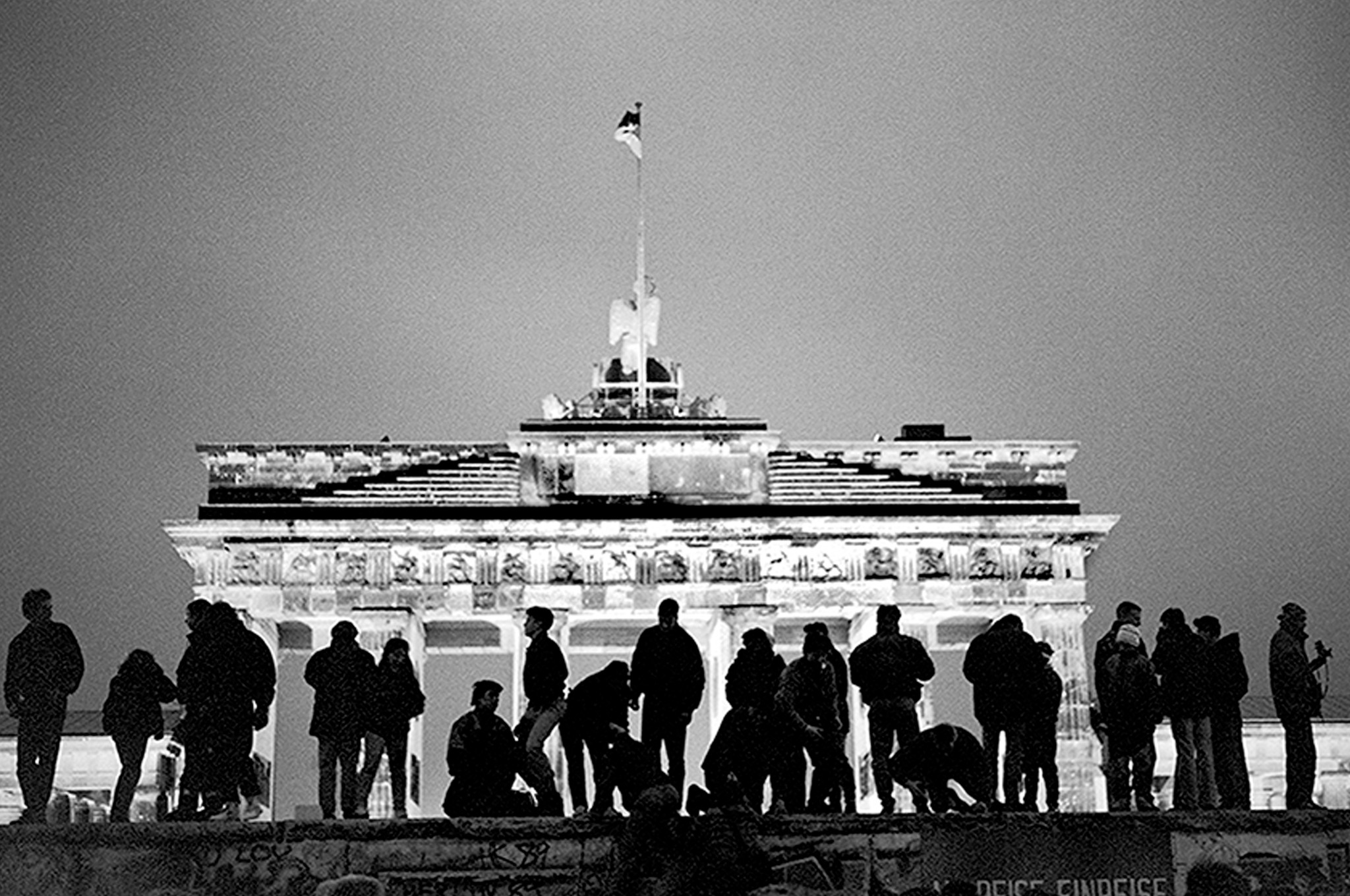 May be a black-and-white image of 16 people, the Brandenburg Gate and crowd