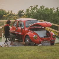 Foto di Il pianista sul Maggiolone