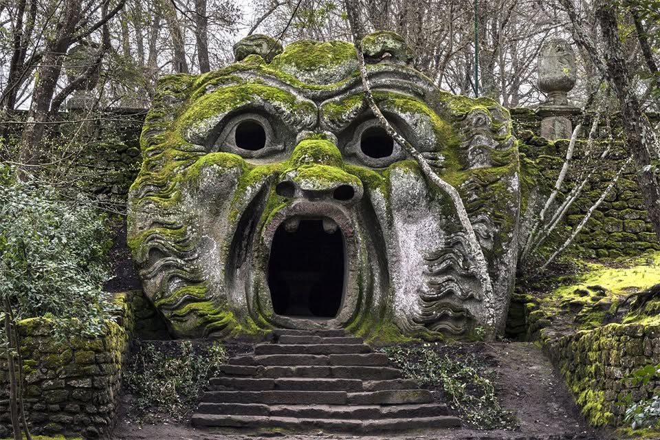 Bomarzo: percorso esoterico nel Sacro Bosco Nessuna descrizione della foto disponibile.
