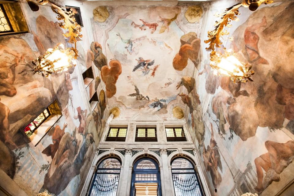 EVENTO SOCI: Segreti e fasti veneziani, tra le calli fino a Ca’ Sagredo No photo description available.