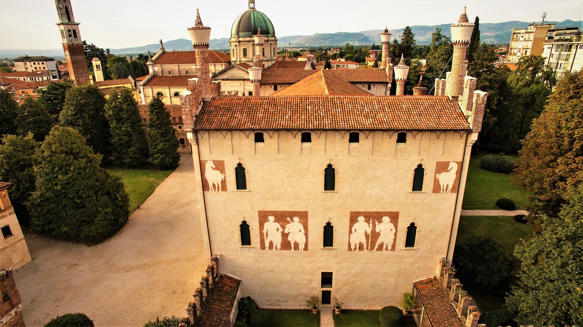 Meraviglie al castello di Thiene: visita guidata con aperture straordinarie May be an image of Eltz Castle, Bran Castle and the Arno River