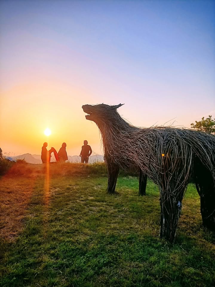 Arte e natura d’Appennino, weekend per famiglie Potrebbe essere un'immagine raffigurante 3 persone e crepuscolo