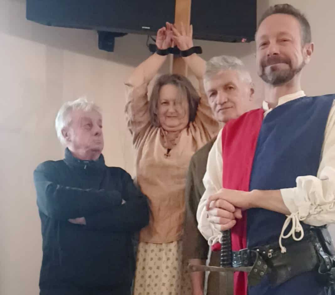Cena con delitto a Formignana – ” La strega ” – Scacco Matto Potrebbe essere un'immagine raffigurante 3 persone
