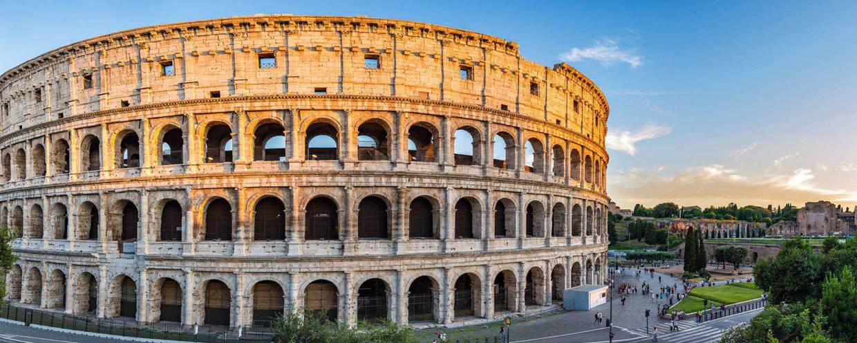 Colosseo e Foro Romano Potrebbe essere un'immagine raffigurante 2 persone