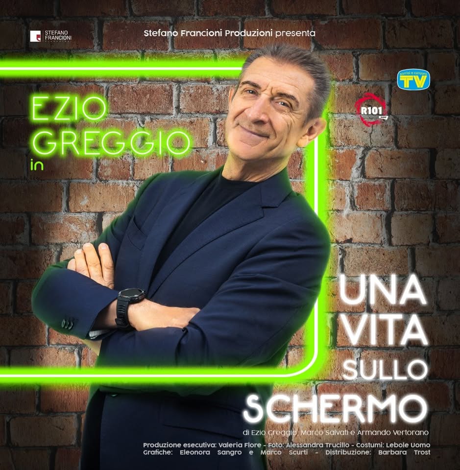 Ezio Greggio “Una vita sullo schermo” – Teatro Corso di Mestre Potrebbe essere un'immagine raffigurante 1 persona e il seguente testo "STEFANO FRANCIONI Stefano SitefanoFrancioniProduzianipresent Francioni Produzioni presenta TV EZIO GREGGIO in R101 꼭 UNA VITA SULLO SCHERMO di EZIO Greag EzioCregg Marco Salvati Armando vertorano Produzione esecutiva: valeria Flore Flore Foto: Alessandra Trucillo ucillo-Costumi costumi: Lebole uomo Grafiche Eleonora sangro Marco Scurti Distribuzione: Barbara Trost"