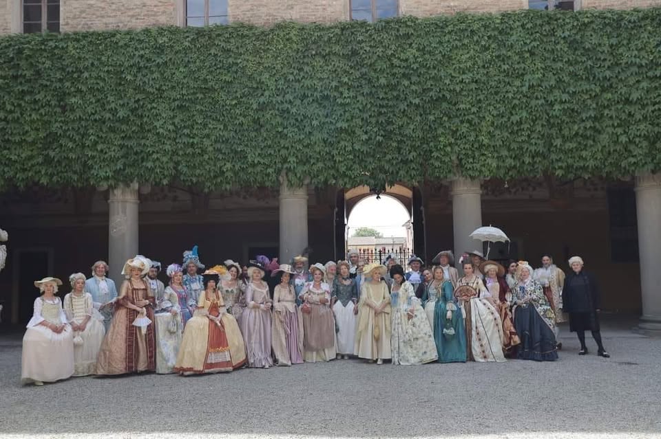Invito a Corte Potrebbe essere un'immagine raffigurante 8 persone