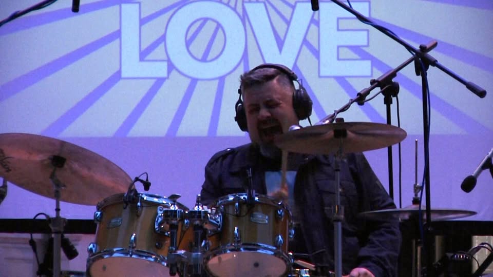 Marco Maggiore “BeatMan” Live – Lux Live Marnate (Va) Potrebbe essere un'immagine raffigurante 1 persona, piatto e testo