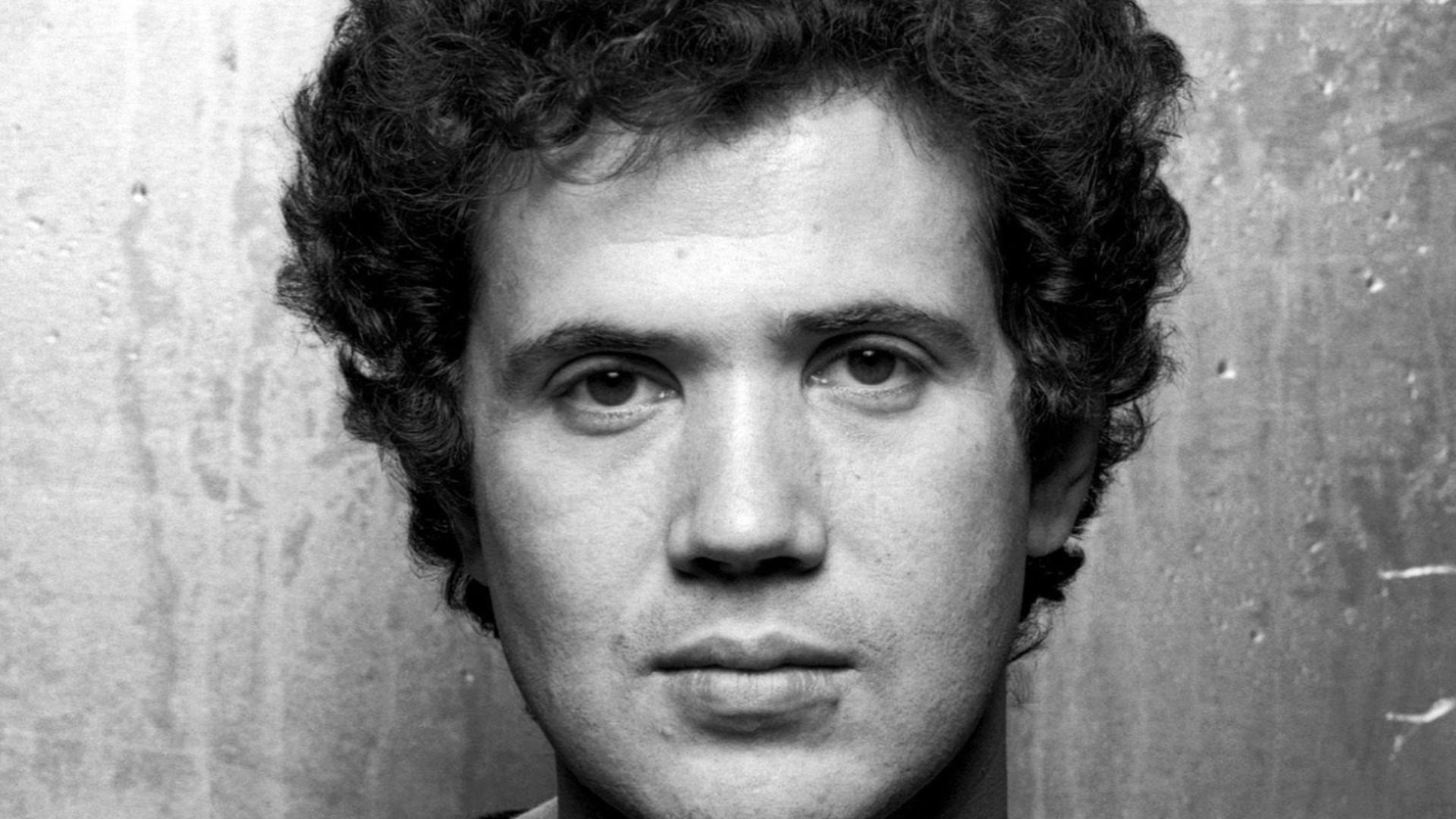 Milano Suona Lucio Battisti | Gran Concerto all’Arena Milano Est Potrebbe essere un'immagine in bianco e nero raffigurante 1 persona