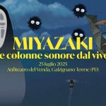 Miyazaki – le colonne sonore dal vivo al Venda Potrebbe essere un disegno raffigurante il seguente testo "MIYAZAKI le colonne sonore dal vivo 25 25luglio 2025 Anfiteatro del Venda, Galzignano Terme(PD) Clair Line mne Bigliettisu: SU: DICE"