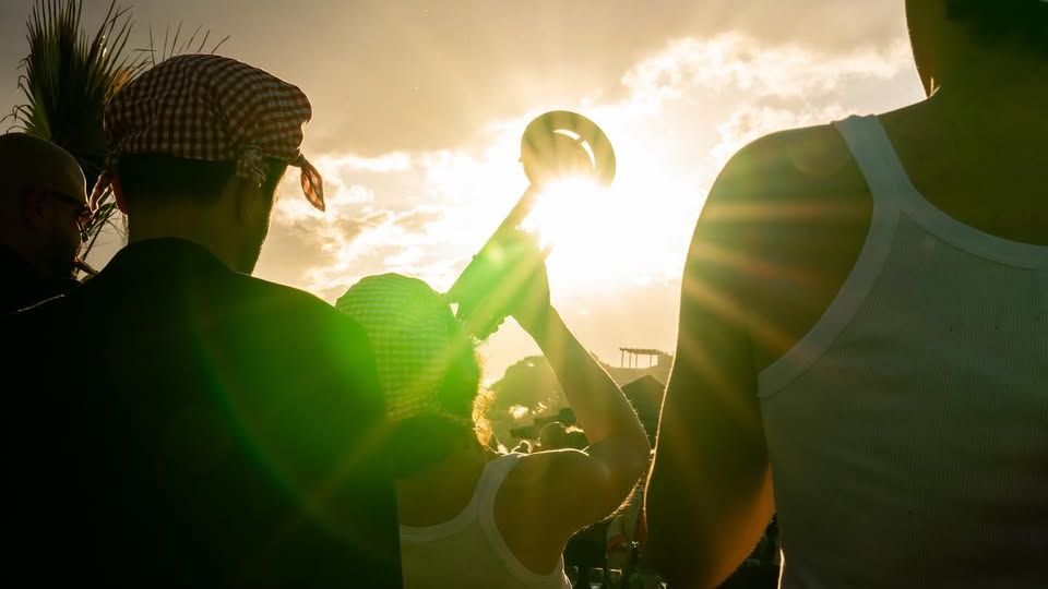 Musicanti per GustaBorgo a San Leo Potrebbe essere un'immagine raffigurante 3 persone, sassofono e folla