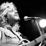 Rieti Suona Pino Daniele | Gran Concerto al Teatro Flavio Vespasiano Potrebbe essere un'immagine raffigurante 1 persona e chitarra