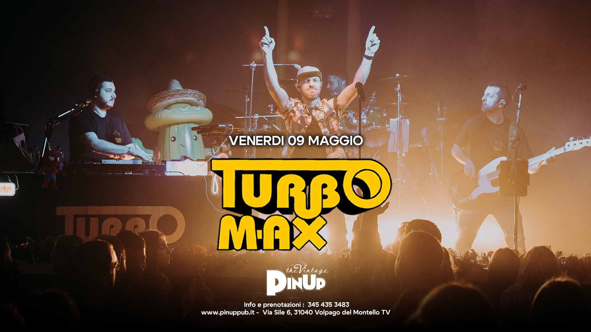 TurboMax – Tributo a Max Pezzali – PINUP PUB Potrebbe essere un'immagine raffigurante 4 persone e il seguente testo "০ VENERDI 09 MAGGIO TURBO M.Ωx DINUP eiVintage wEV Info prenotazioni: 3454 435 3483 ww.pinuppub.it Via www.hp.ps/s Sile 31040 Volpago del Montello TV"