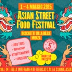 Asian Street Food Festival | 1-4 Maggio 2025 | Boschetti Reali – Monza | Ingresso gratuito Potrebbe essere un'immagine raffigurante chow mein e il seguente testo "1 1-4 MAGGIO 2025 ASIAN STREET FOOD FESTIVAL BOSCHETTI VILLA REALE MONZA +FOOD TRUCK +WORKSHOP INTRATTENIMENTO ESPOSITORI EDIZIONE EDIZIONE INGRESSO GRATUITO IL PRIMO FESTIVAL IN ITALIA INTERAMENTE DEDICATO ALLA CUCINA ASIATICA DI STRADA"