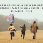 Cinque Uomini sulla Cassa del Morto | Olio e Dintorni – OLEIS (UD) Potrebbe essere un'immagine raffigurante 5 persone e il seguente testo "OLIO E SULLA DINTORNI CINQUE UOMINI | PARCO DI VILLA PARCO 23 MAGGIO- -21.30 MAGGIO CASSA DEL MORTO MASERI -OLEIS (UD)"