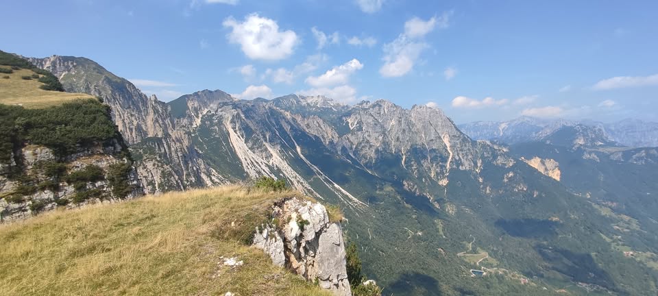 Evento Dall’Alta Val di Chiampo alle Montagnole , il Carega che non ti aspetti Locandina Dall’Alta Val di Chiampo alle Montagnole , il Carega che non ti aspetti - da martedì 23 giugno - mercoledì 24 giugno 2026 ore 09:00 ore 16:00