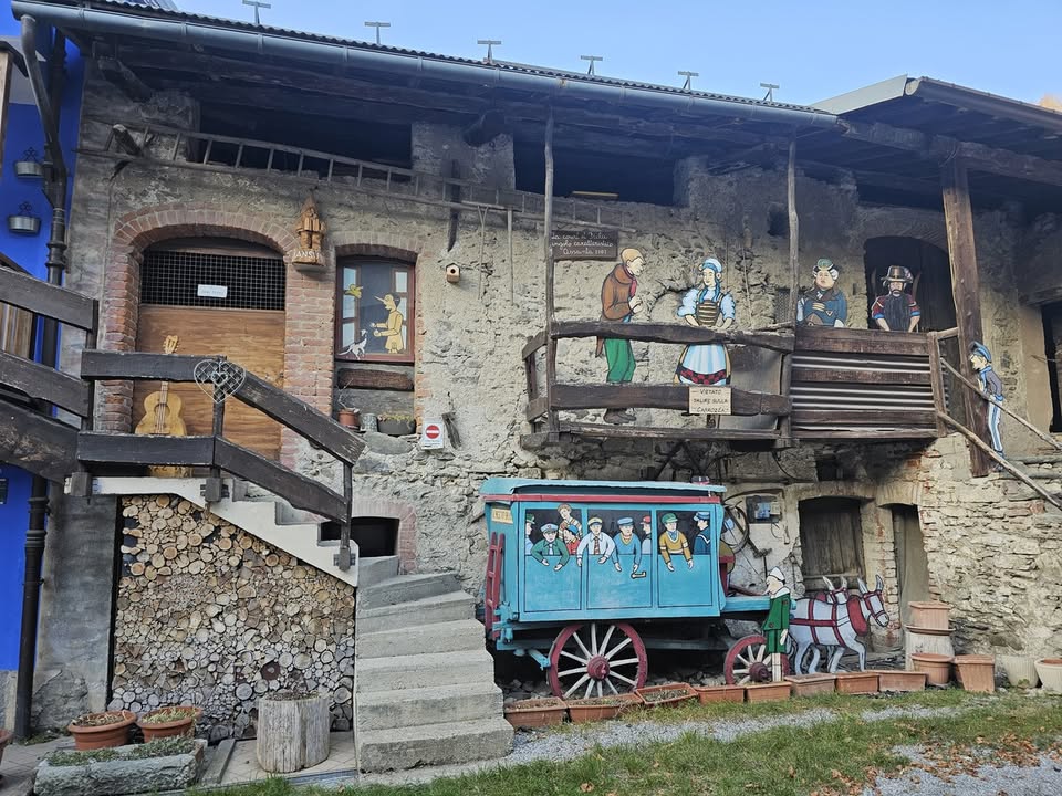 🎭 I Luoghi del Festival: 5 – Vernante Potrebbe essere un'immagine raffigurante 1 persona, Castello di Bran, Stari Most e testo