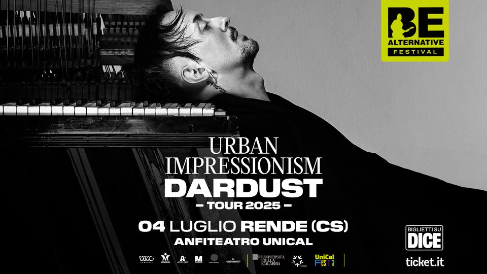 💥 DARDUST in concerto – BE ALTERNATIVE FESTIVAL 2025🎙️ Potrebbe essere un'immagine raffigurante 1 persona e il seguente testo "はは最載の置が 國0量的年日電 - BE ALTERNATIVE FESTIVAL URBAN IMPRESSIONISM DARDUST -TOUR 2025- VIKO 04 LUGLIO RENDE (CS) ANFITEATRO UNICAL A M maKжcиp NIVERSITA CATAERA שע BIGLIETTISU IETTI BIGLIE SU SU DICE ticket.it UniCal -es"
