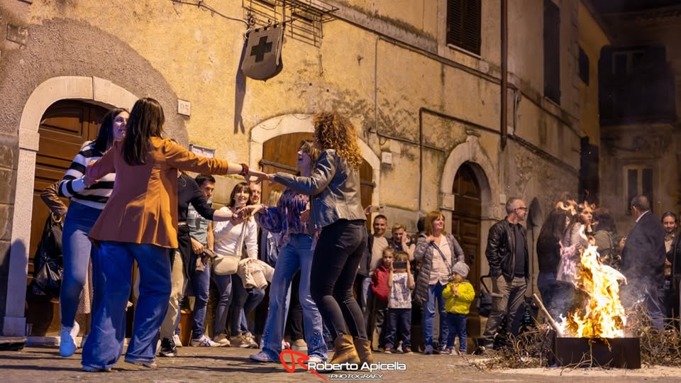 Festa dei Fauni. Bassiano (LT) Potrebbe essere un'immagine raffigurante 13 persone, incendio, folla e Piazza di Spagna