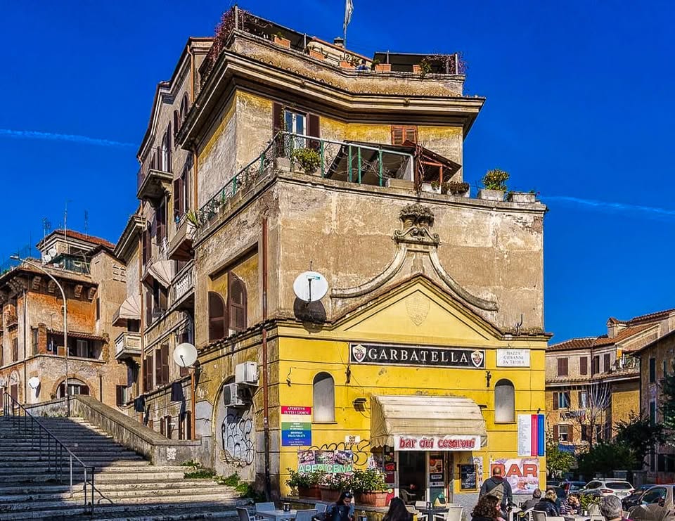 Garbatella: Storia e leggenda di una borgata Romana Potrebbe essere un'immagine raffigurante 2 persone, Camogli, l'Arno, Piazza di Spagna e testo