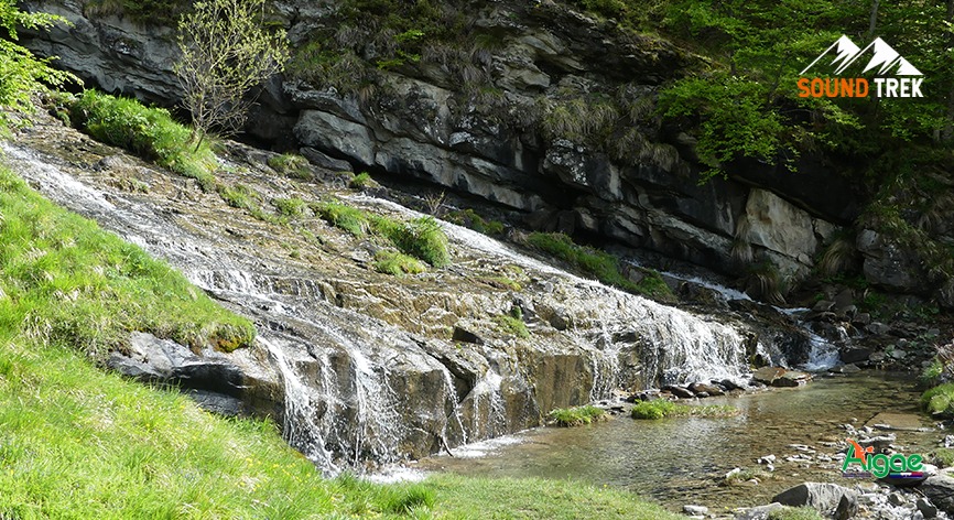 La Valle delle Cento Fonti e il Monte Gorzano 2458 Potrebbe essere un'immagine raffigurante montagna, erba, cascata e il seguente testo "ት SOUND TREK"