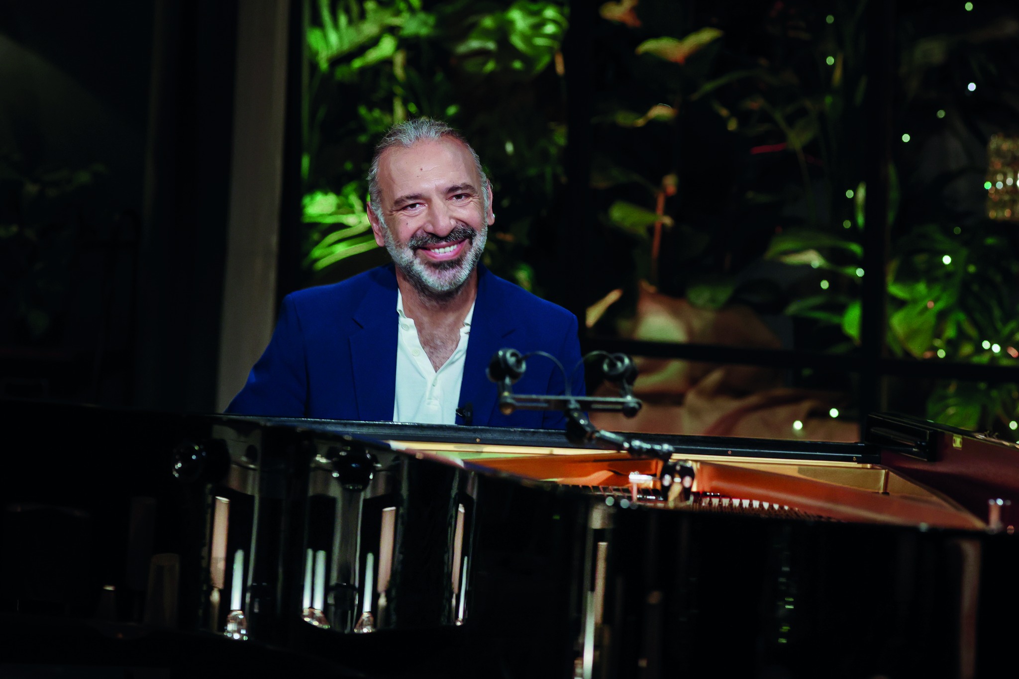 Piano Solo – Stefano Bollani Potrebbe essere un'immagine raffigurante 1 persona, pianoforte e testo
