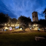 San Piero Sotto le Stelle 2025 Potrebbe essere un'immagine raffigurante 1 persona, campanile, castello e crepuscolo