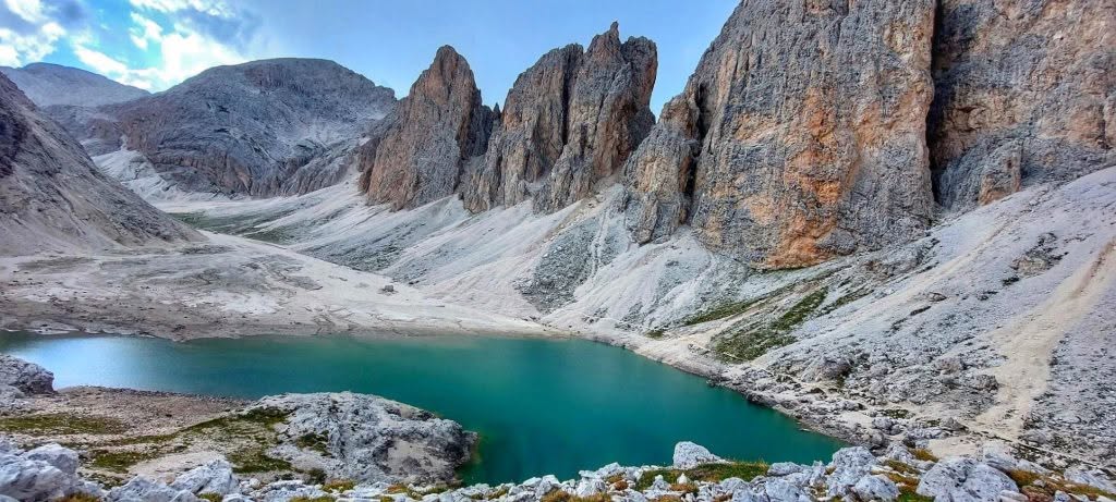Evento Trekking di due giorni tra le Torri del Vajolet ed il lago di Antermoia, meraviglie del Catinaccio Locandina Trekking di due giorni tra le Torri del Vajolet ed il lago di Antermoia, meraviglie del Catinaccio - da mercoledì 19 agosto - giovedì 20 agosto 2026 ore 09:30 ore 16:00
